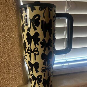 40oz Pale green with black bows Tumbler